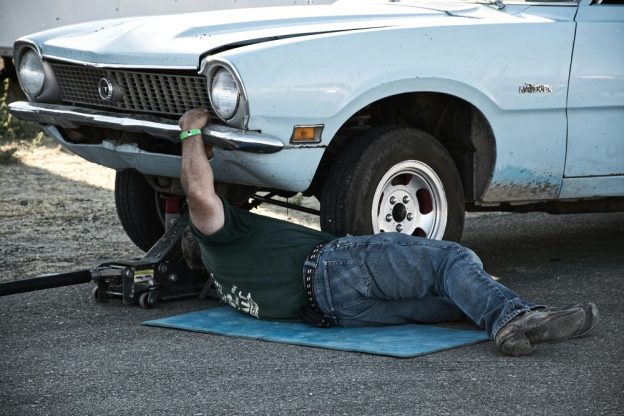 Kille mekar med däcken på bilen